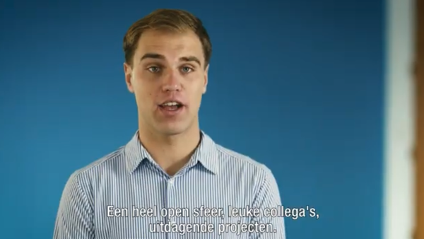 Videostill van trainee Douwe Jens die vertelt over het traineeship Logistiek & Vervoerkunde.