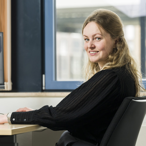 Een vrouw zit achter een computer met de homepagina van werkenbijarriva.nl open
