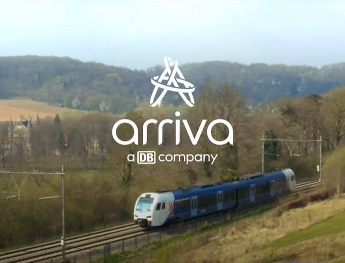 Treinlogo van Arriva (a DB company) met op de achtergrond een trein die door een groen landschap rijdt.