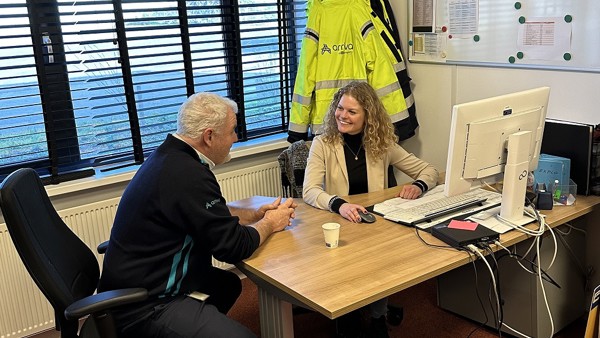 Stagiair Kitty zit achter haar computer en is in gesprek met een collega van Arriva. Stagiair Kitty zit achter haar computer en is in gesprek met een collega van Arriva.