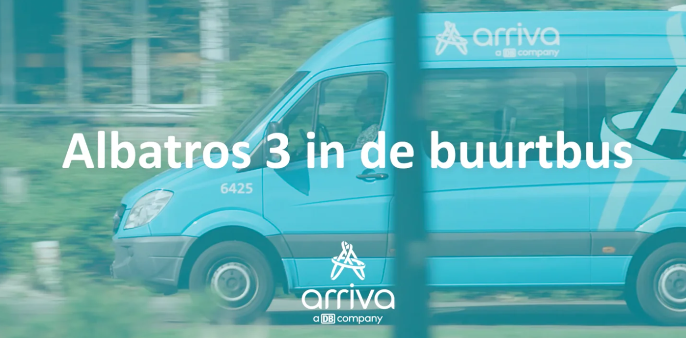 Een blauwe Arriva-buurtbus rijdt over straat.
