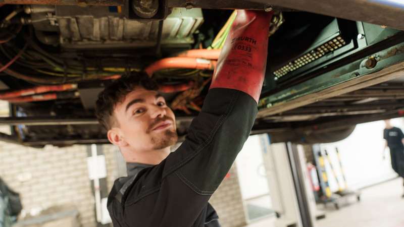 Monteur van Arriva sleutelt aan de onderkant van een bus. Monteur van Arriva sleutelt aan de onderkant van een bus.