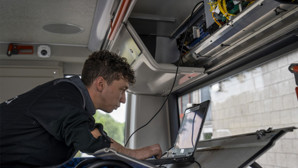 Monteur aan het werk in een Arriva bus, met behulp van een laptop. Monteur aan het werk in een Arriva bus, met behulp van een laptop.