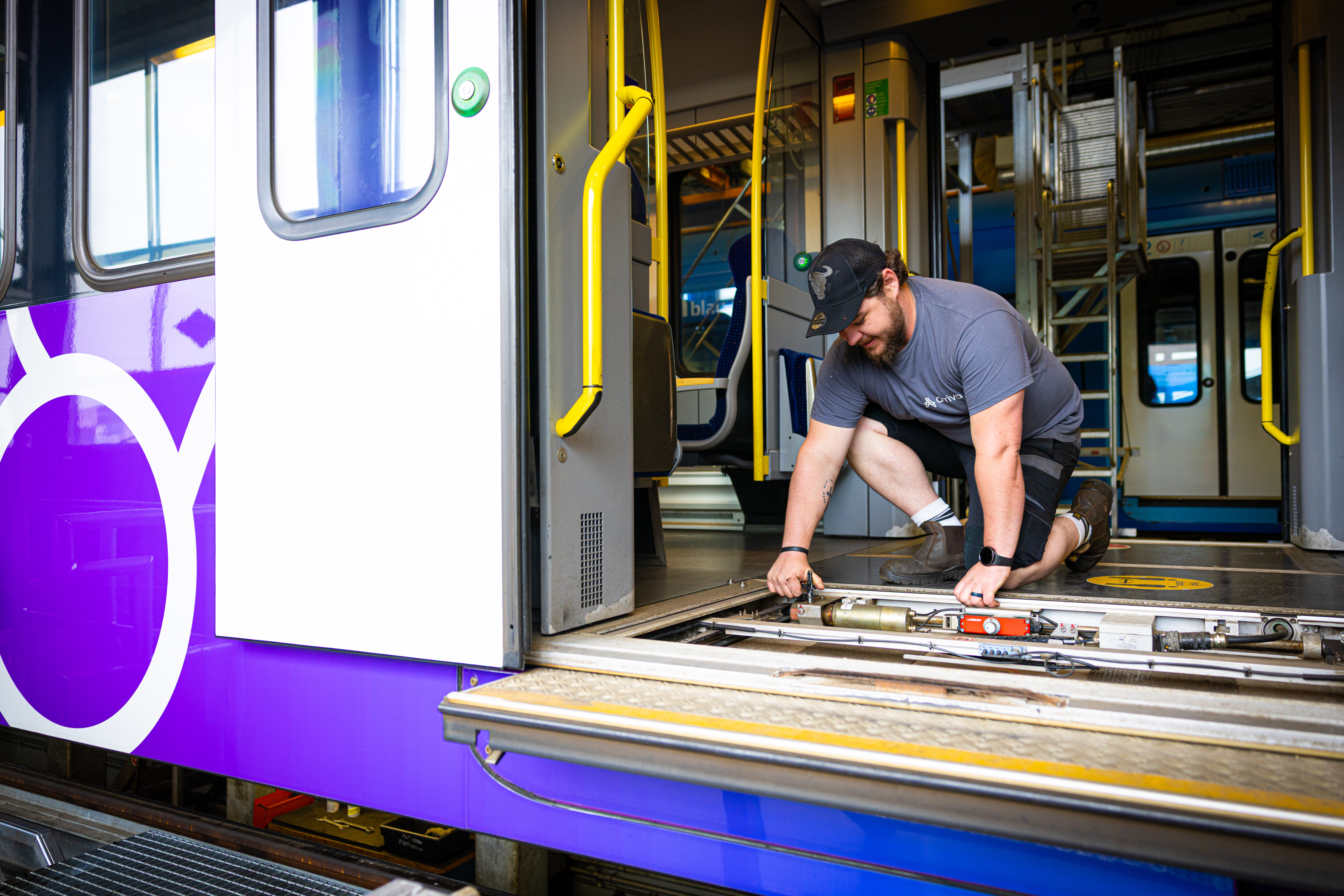 Monteur werkt aan de deuropening van de trein