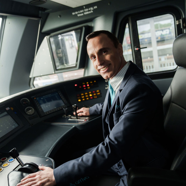 Machinist van Arriva achter de knoppen. Machinist van Arriva achter de knoppen.