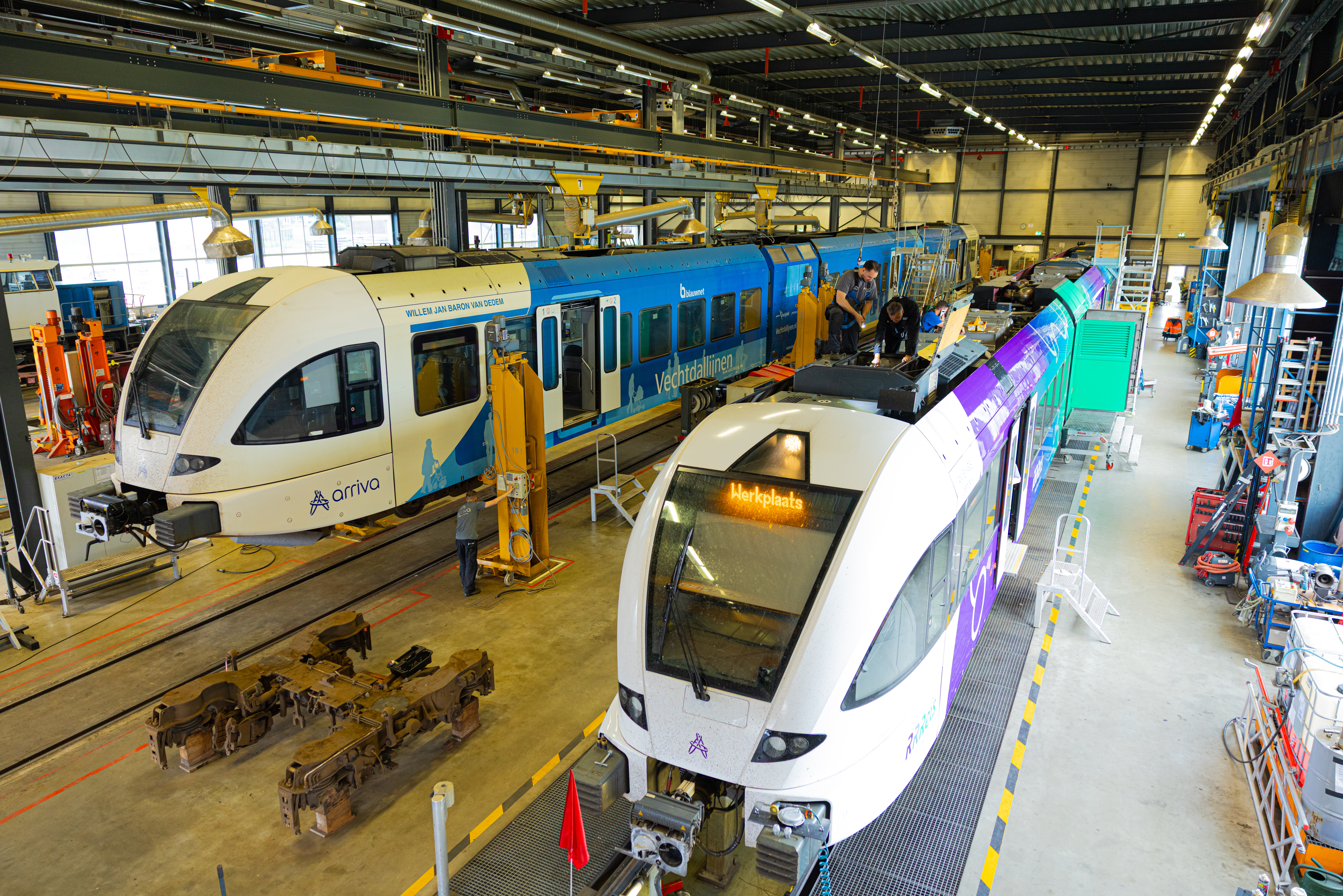Twee treinen ter onderhoud in de werkplaats