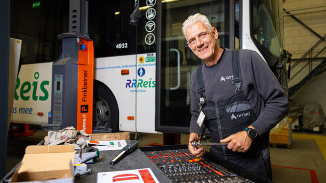Technisch specialist Rob is aan het werk in de werkplaats van Arriva Technisch specialist Rob is aan het werk in de werkplaats van Arriva