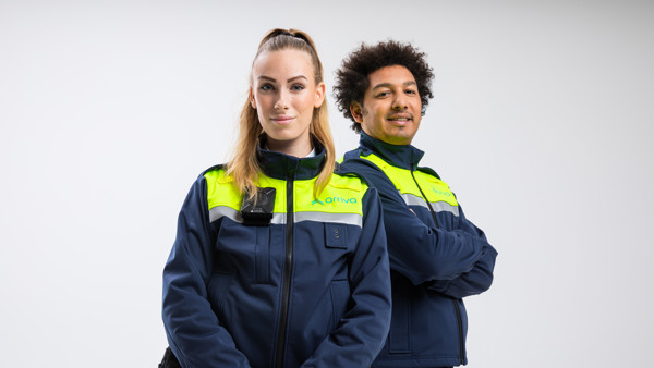 Een mannelijke en een vrouwelijke BOA in uniform poseren samen voor de camera terwijl ze in de lens kijken.