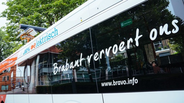 100% elektrische Arriva-bus met het opschrift 'Brabant vervoert ons' op het raam.