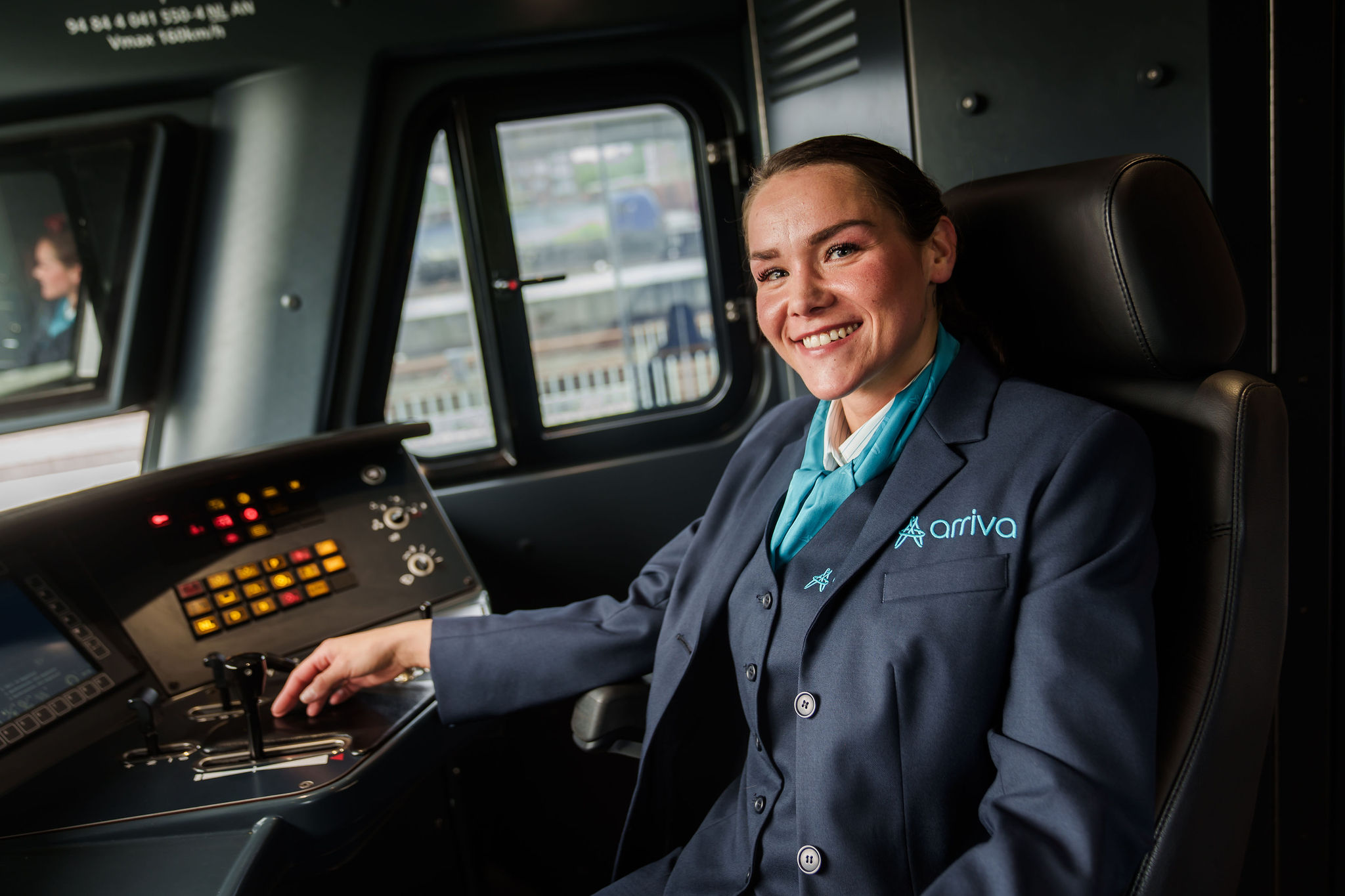 Machinist van Arriva zit achter de knoppen van haar trein.
