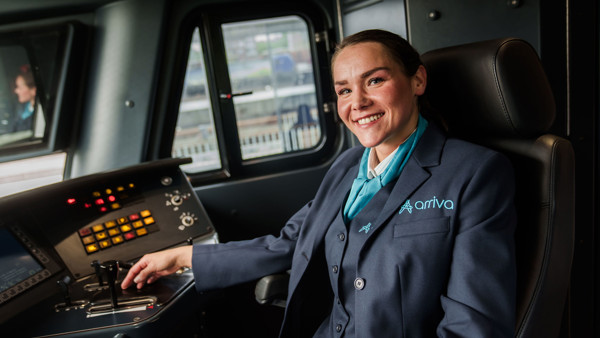 Machinist van Arriva zit achter de knoppen van haar trein. Machinist van Arriva zit achter de knoppen van haar trein.